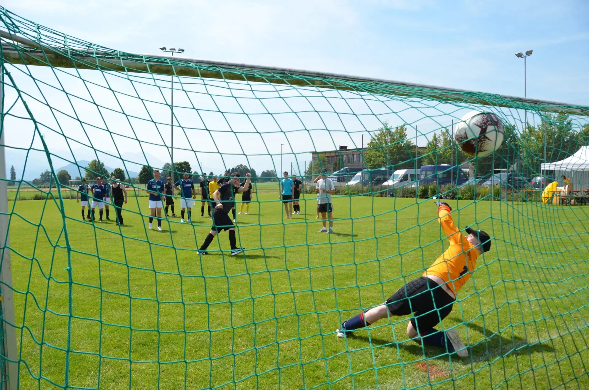 Fussballspiel bei einem Rhyboot-Sportanlass, Torhueter versucht einen Schuss zu halten