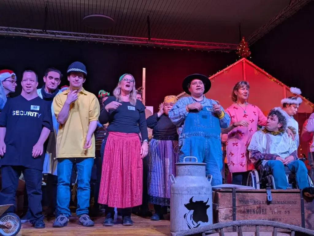 Gruppe von Darstellenden in Kostuemen auf der Buehne bei der Rhyboot-Weihnachtsauffuehrung