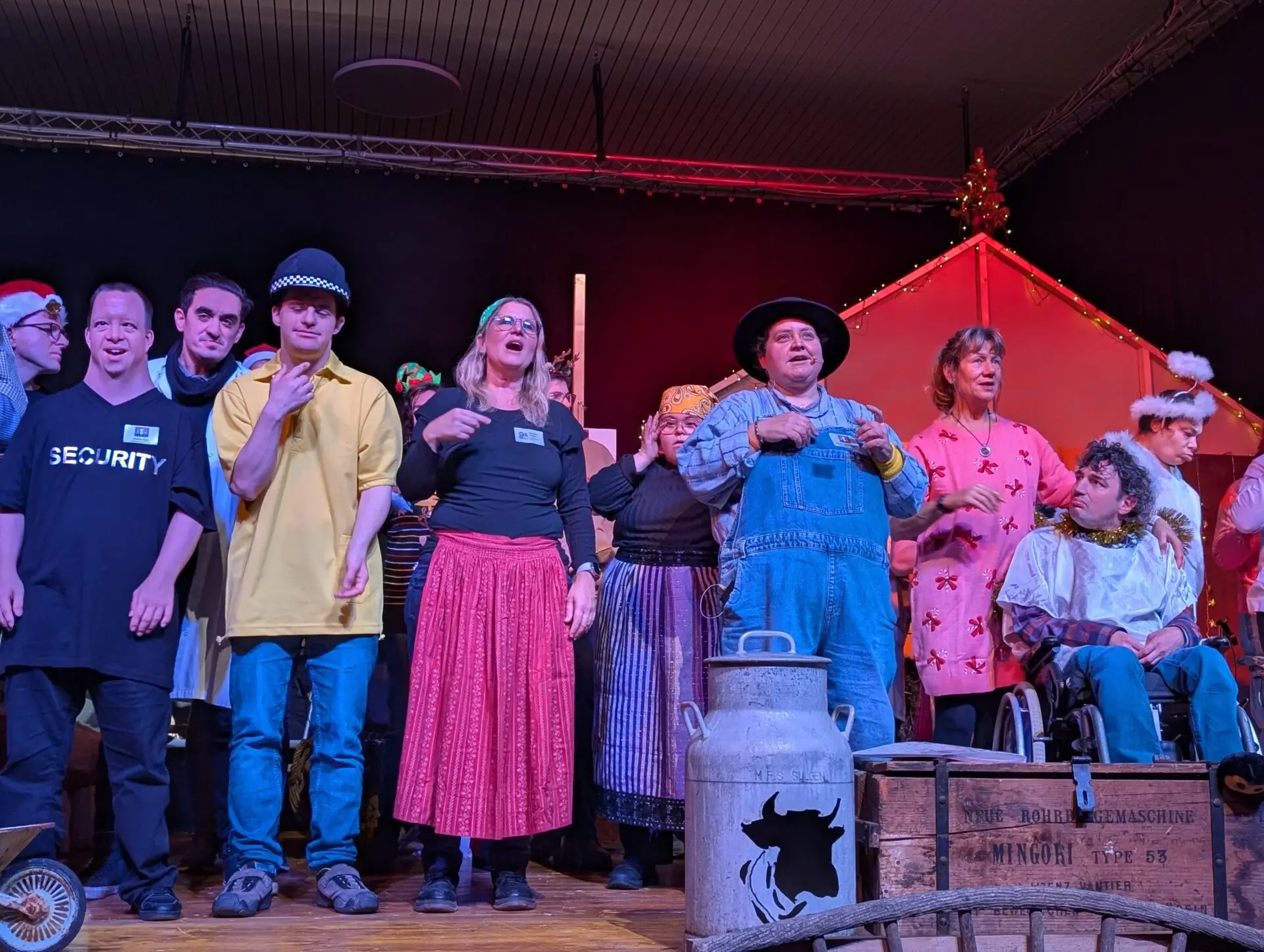 Gruppe von Darstellenden in Kostuemen auf der Buehne bei der Rhyboot-Weihnachtsauffuehrung
