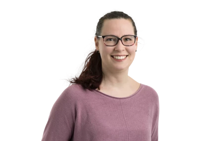 Portraetfoto von Barbara Zweifel mit Brille und lila Pullover vor weissem Hintergrund