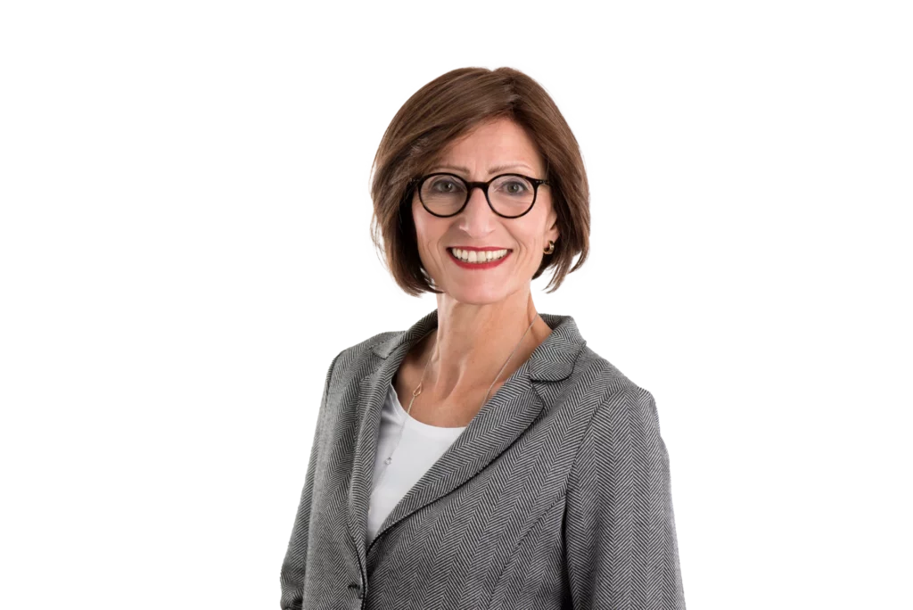 Portraetfoto von Ch. Reichardt, Frau mit Brille und grauem Blazer