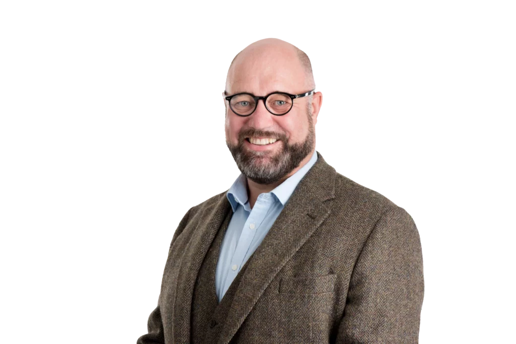 Portraetfoto von Martin Kobelt, Mann mit Brille und braunem Tweed-Sakko