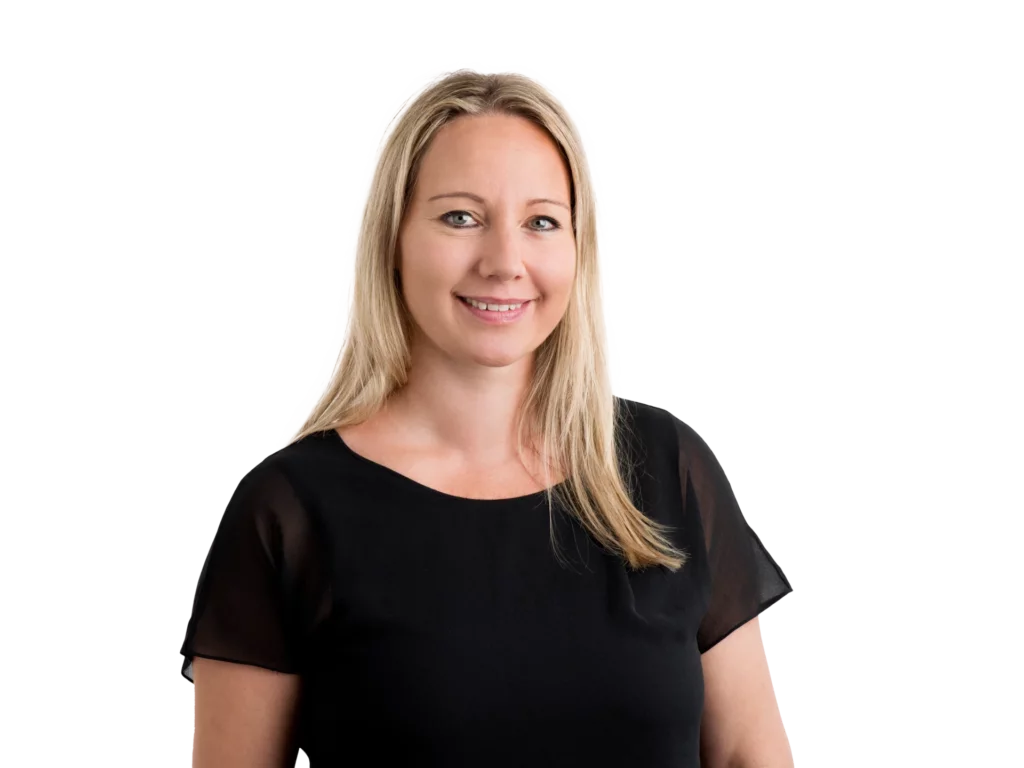 Portraetfoto von Michaela Zaech, Frau mit blonden Haaren und schwarzem Oberteil