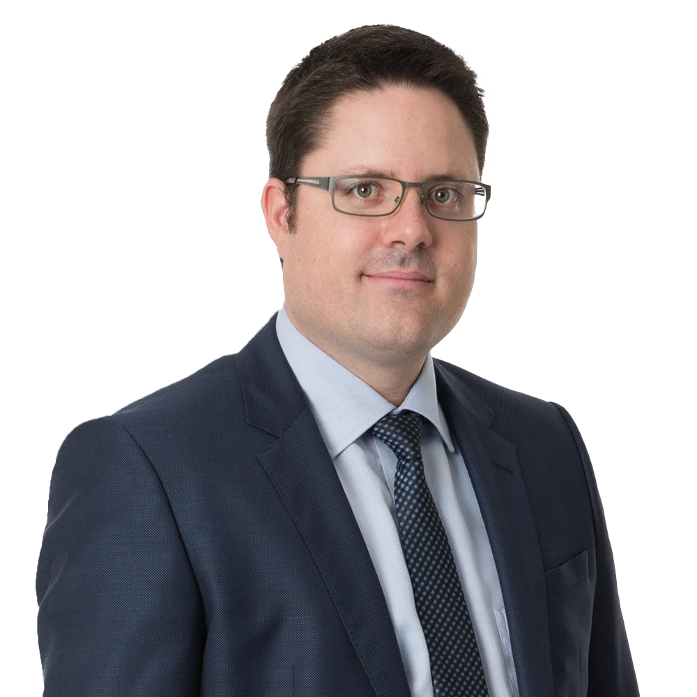 Portraetfoto von Rene Federer, Mann mit Brille, blauem Anzug und Krawatte