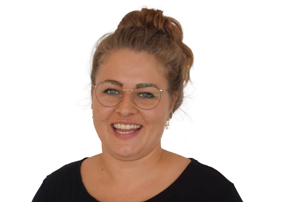 Portraetfoto von Daria Graf mit Brille und hochgesteckten Haaren