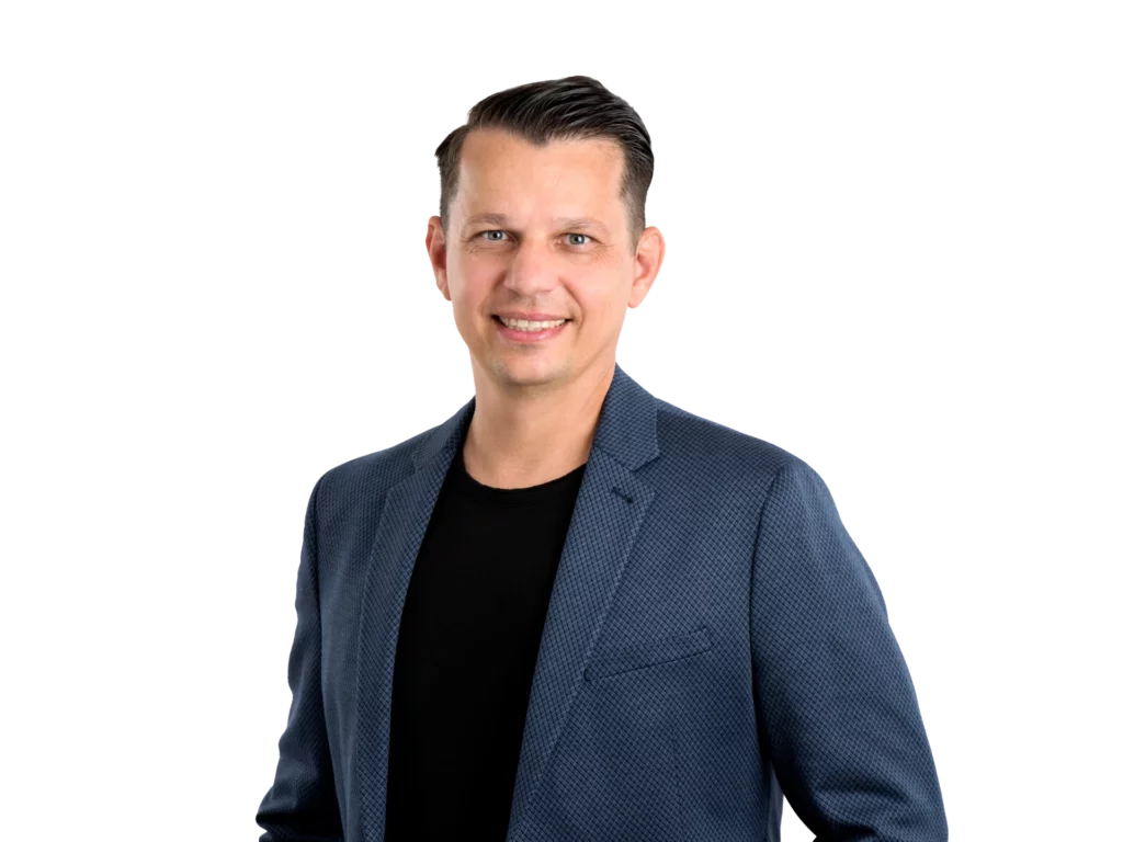 Portraetfoto von Michael Liebhold im blauen Blazer mit schwarzem Shirt
